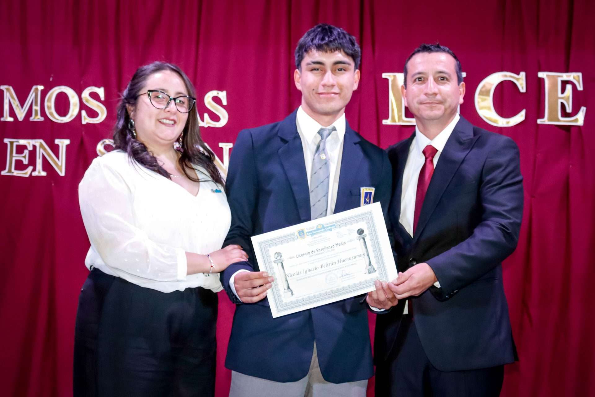 Estudiantes de la promoción 2024 del San Fernando College conmemoran su graduación.