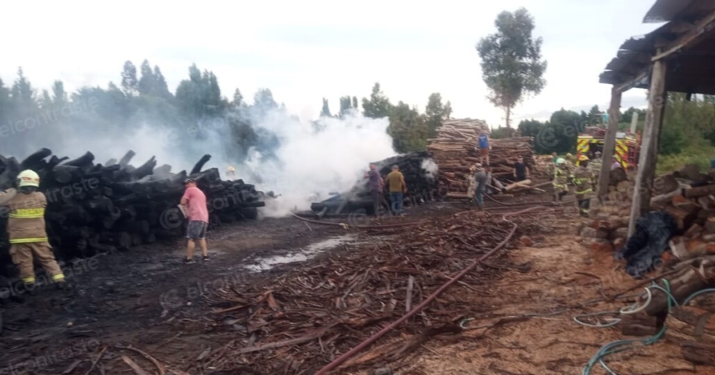Incendio en barracas de madera activó la respuesta de Bomberos en Los Ángeles.