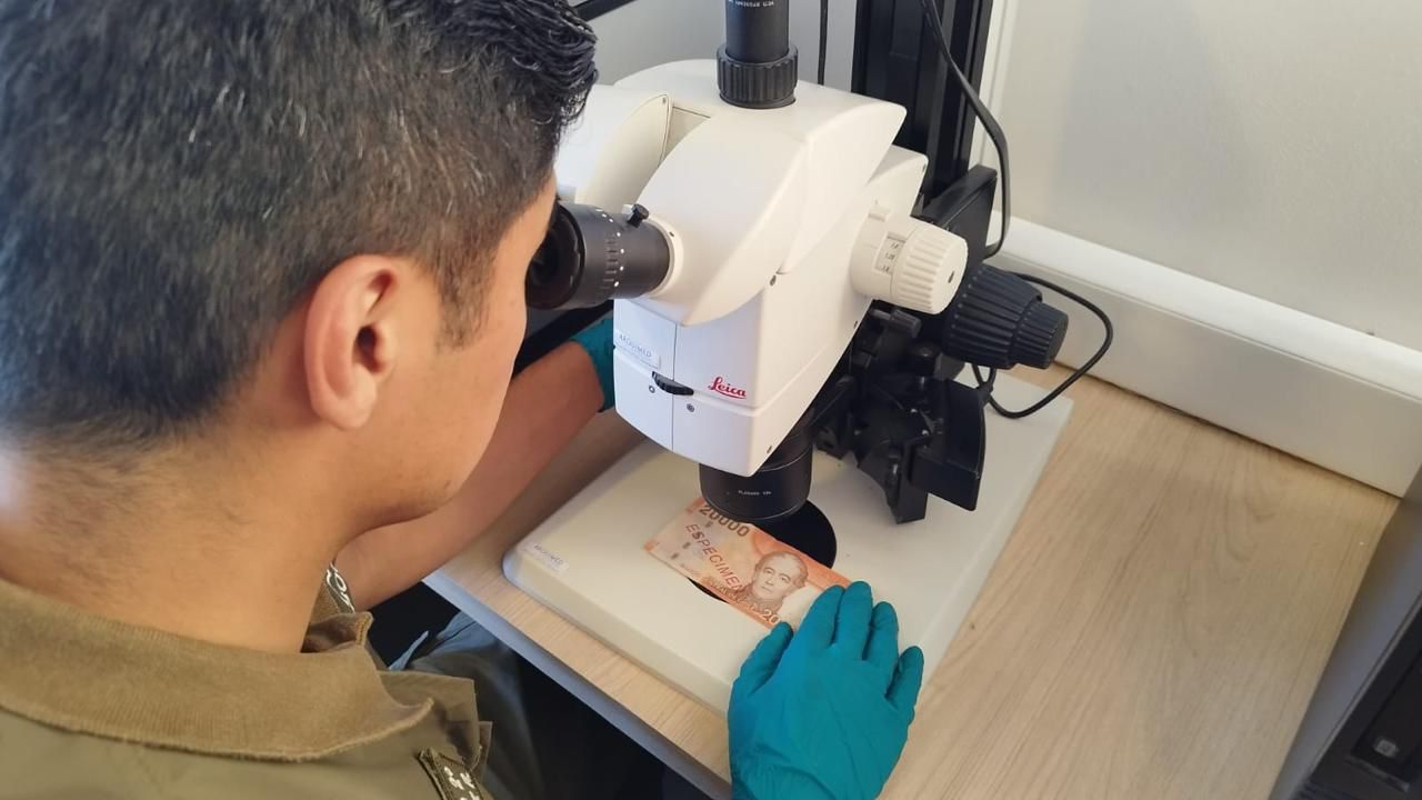 Consejos de Carabineros para identificar billetes falsos.