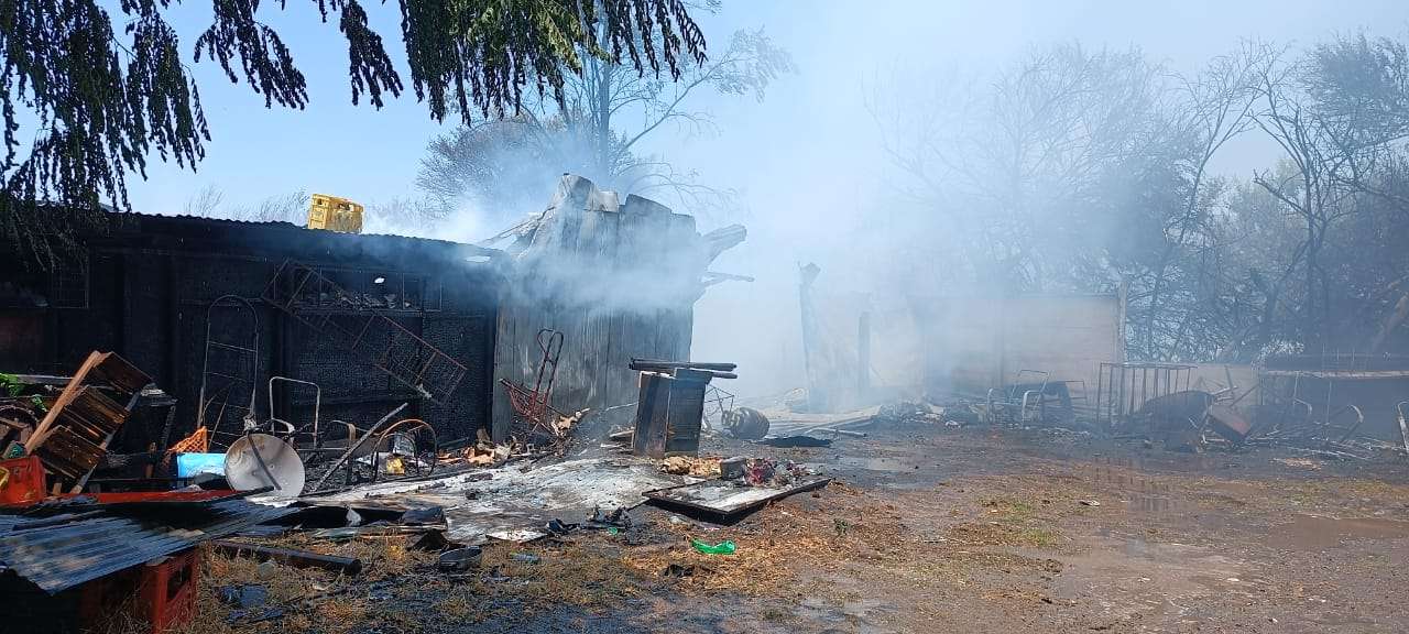 Incendio forestal en Rancagua destruye dos viviendas.