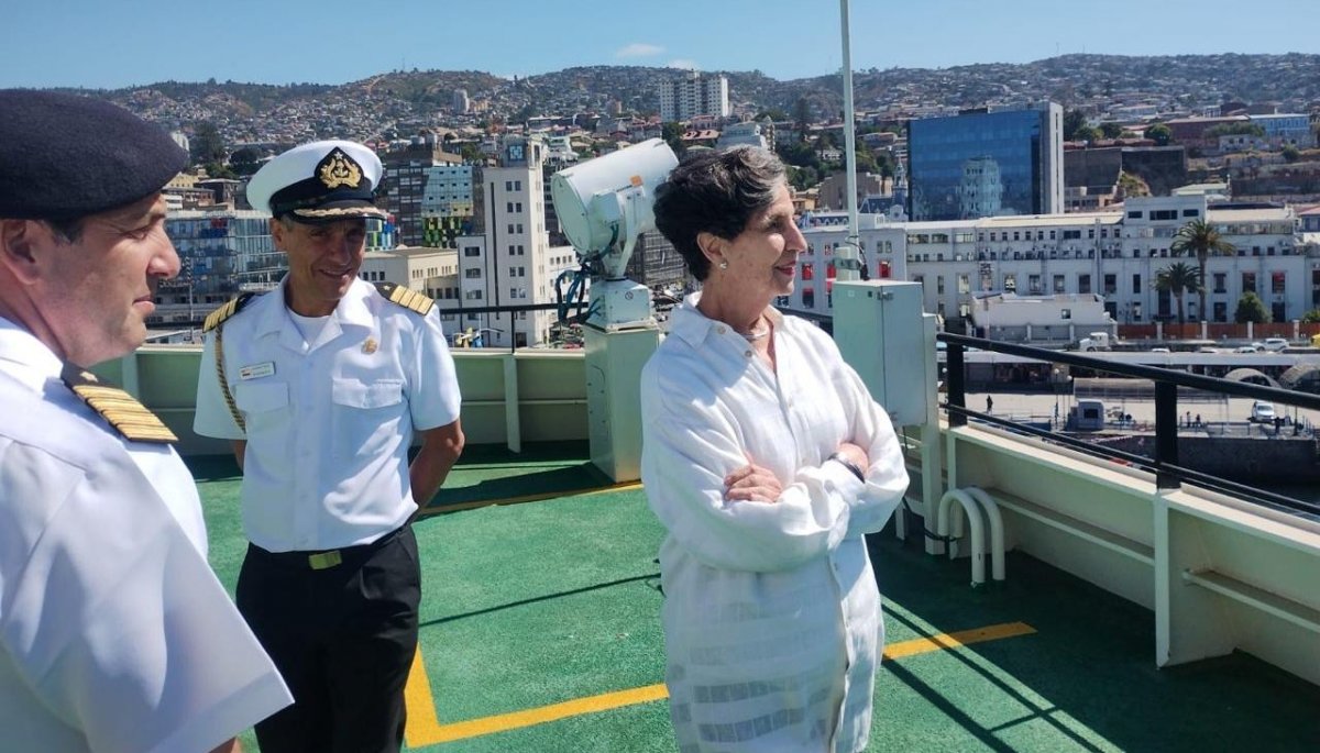 La senadora Isabel Allende hace un llamado a continuar invirtiendo en la construcción de naves «como el Almirante Viel».