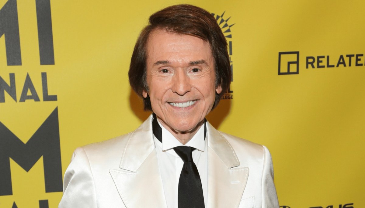 El hijo de Raphael afirma que el cantante celebrará la Navidad en la clínica.