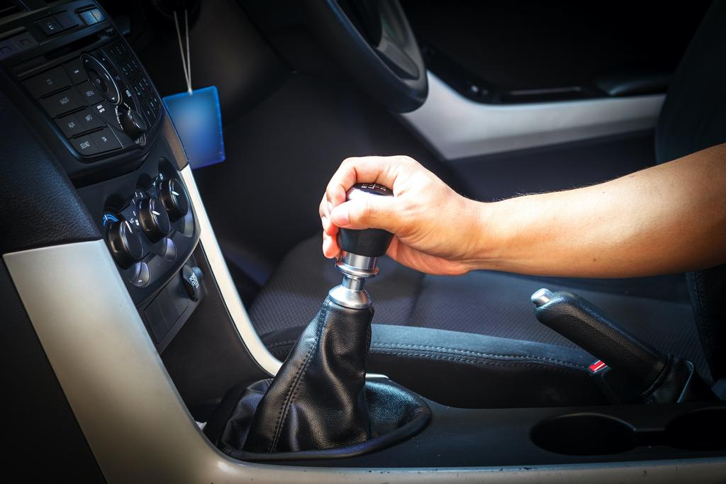 Chequeos preventivos garantizan el correcto funcionamiento de la caja de cambios del automóvil.