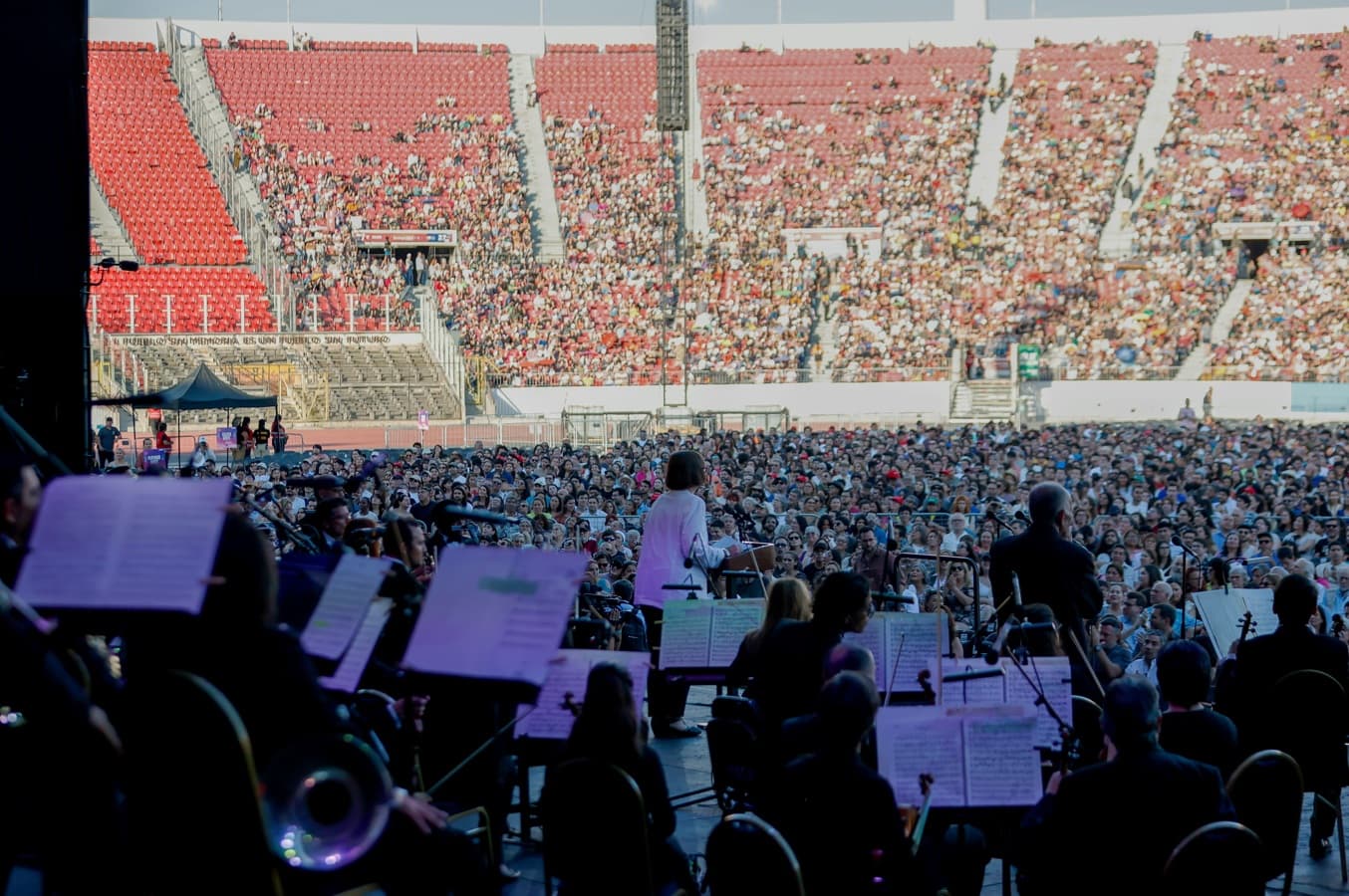 Histórico concierto congregó a más de 35 mil personas en el Estadio Nacional para disfrutar de la Novena Sinfonía de Beethoven.