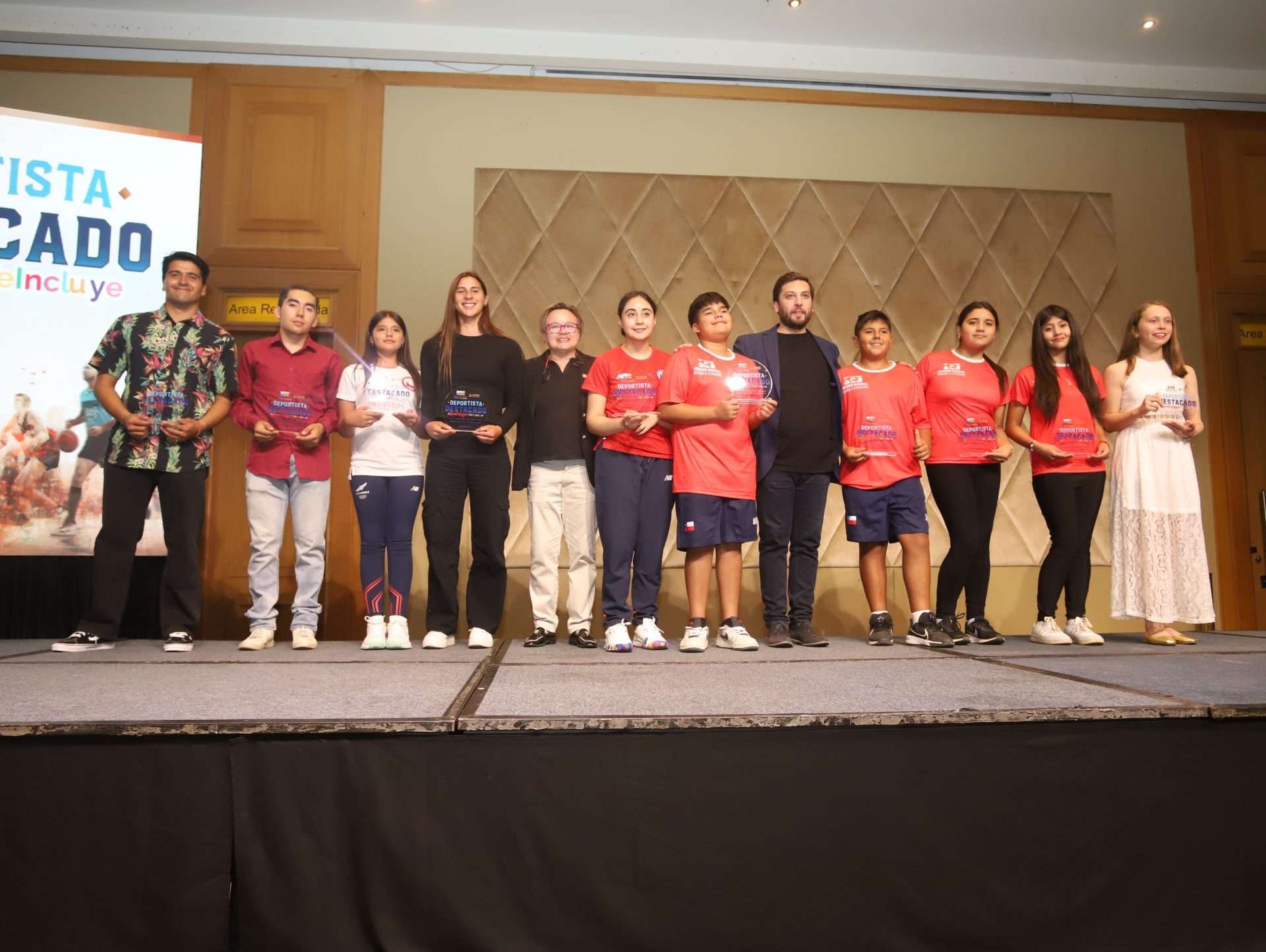 Atletas destacados son reconocidos por sus logros en 2024.