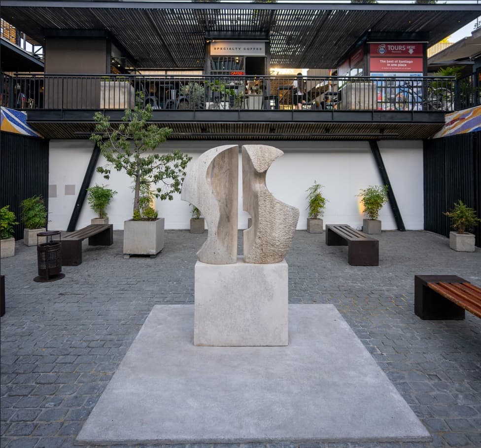 Patio Bellavista presenta una escultura monumental de 2,25 metros creada por un destacado artista nacional.
