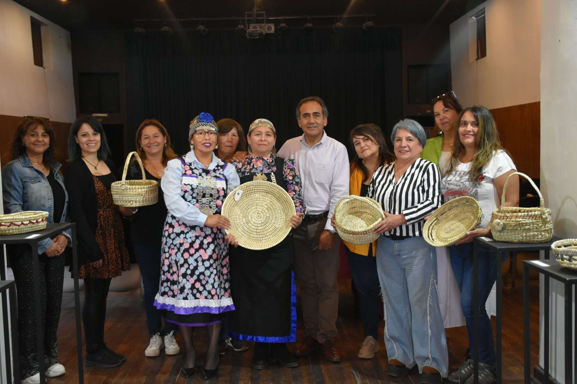 Inauguran exposición de cestería en el teatro de Coinco.