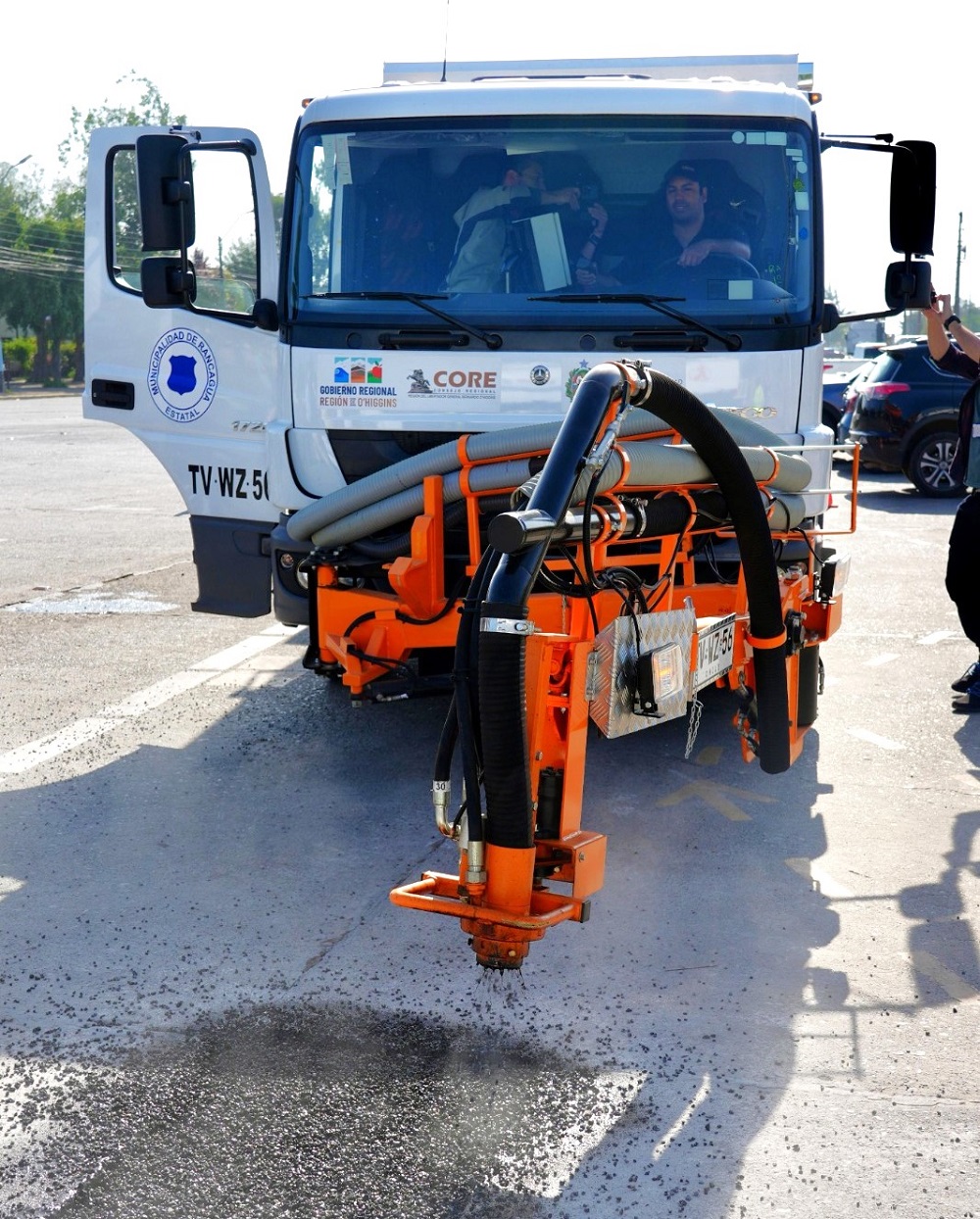 Se incorpora nueva maquinaria para mejorar el estado de calles y caminos en la comuna.