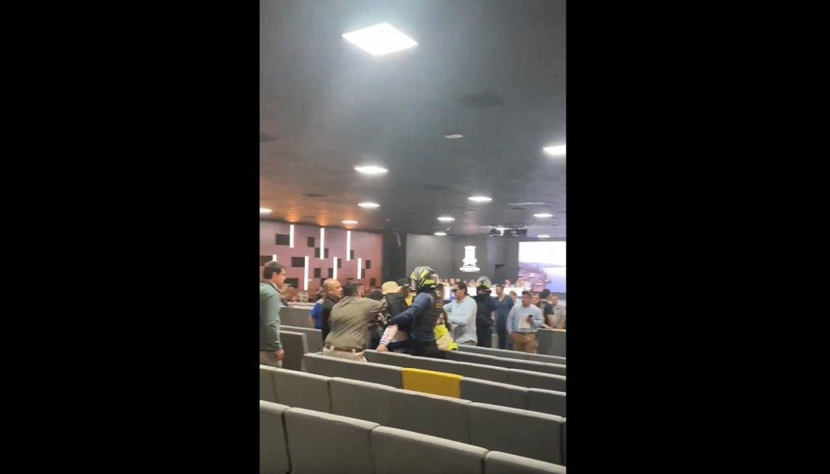 La sesión de la comisión de Medio Ambiente sobre Dominga concluye en enfrentamientos entre participantes y guardias municipales.