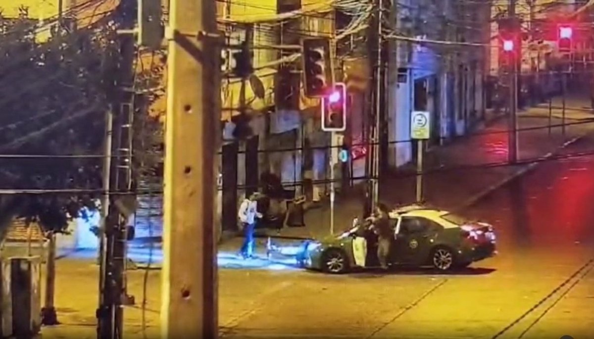 Detienen a tres individuos por intento de robo en un local comercial del sector Almendral en Valparaíso.