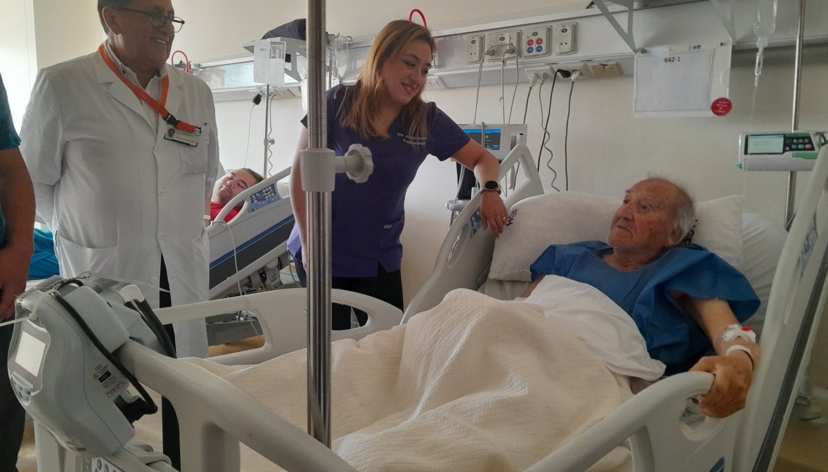 Sergio Navarro, quien fue capitán de la Roja en 1962, se está recuperando de una fractura en el hospital Gustavo Fricke de Viña del Mar.