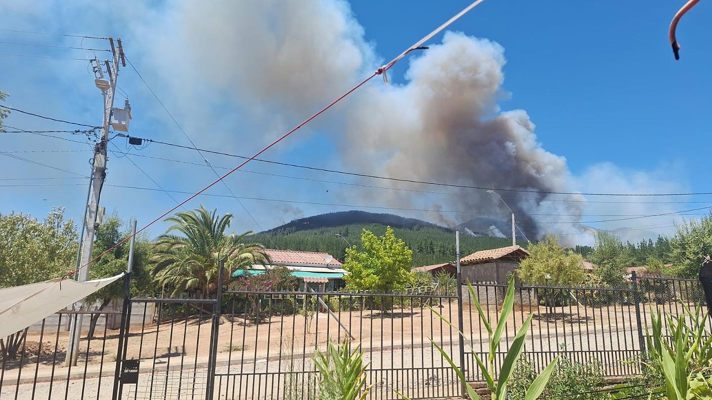 Alerta Roja en San Javier: Un incendio pone en peligro áreas residenciales.
