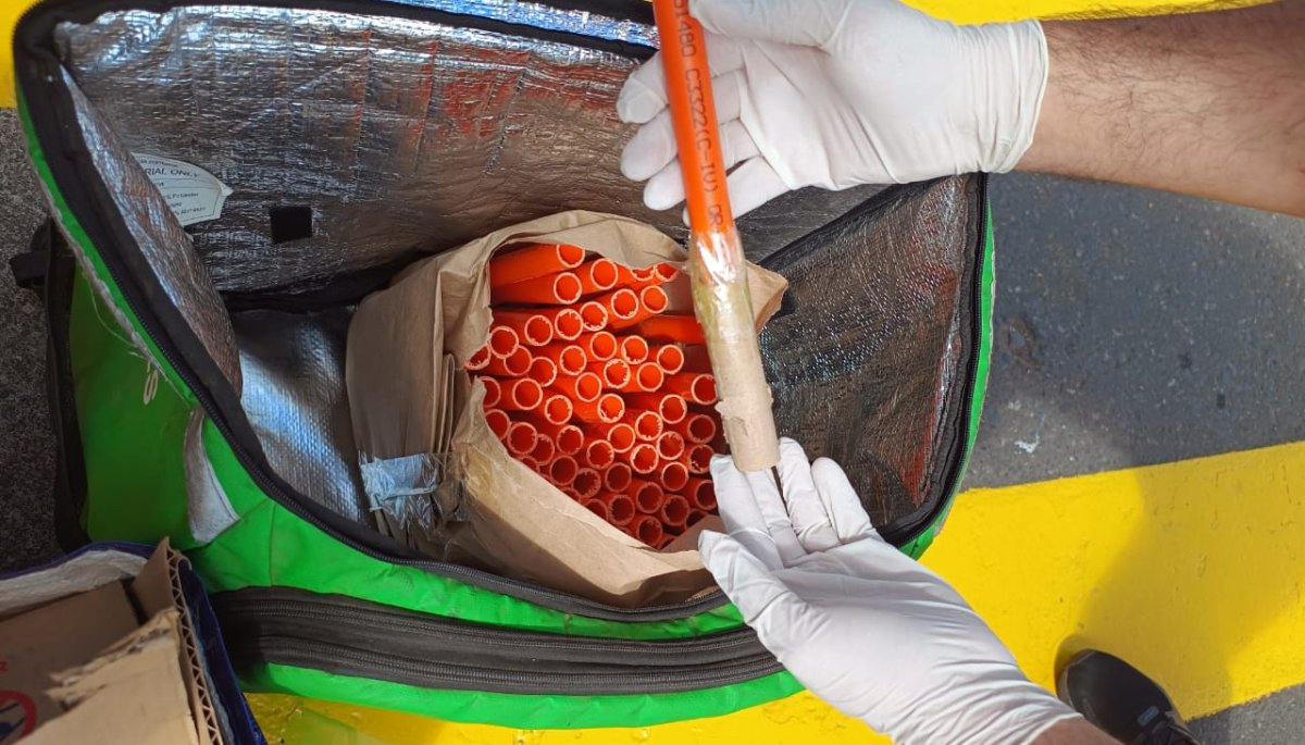 Uso de pirotecnia causa lesiones a un niño en San Antonio y provoca un detenido por incendio forestal en Viña.