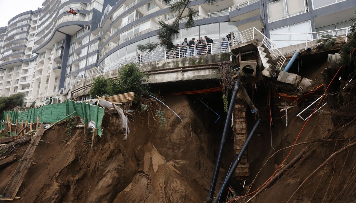 Socavones en Reñaca: Minvu prorroga por 9 meses el congelamiento de permisos de construcción cerca del sector dunar.