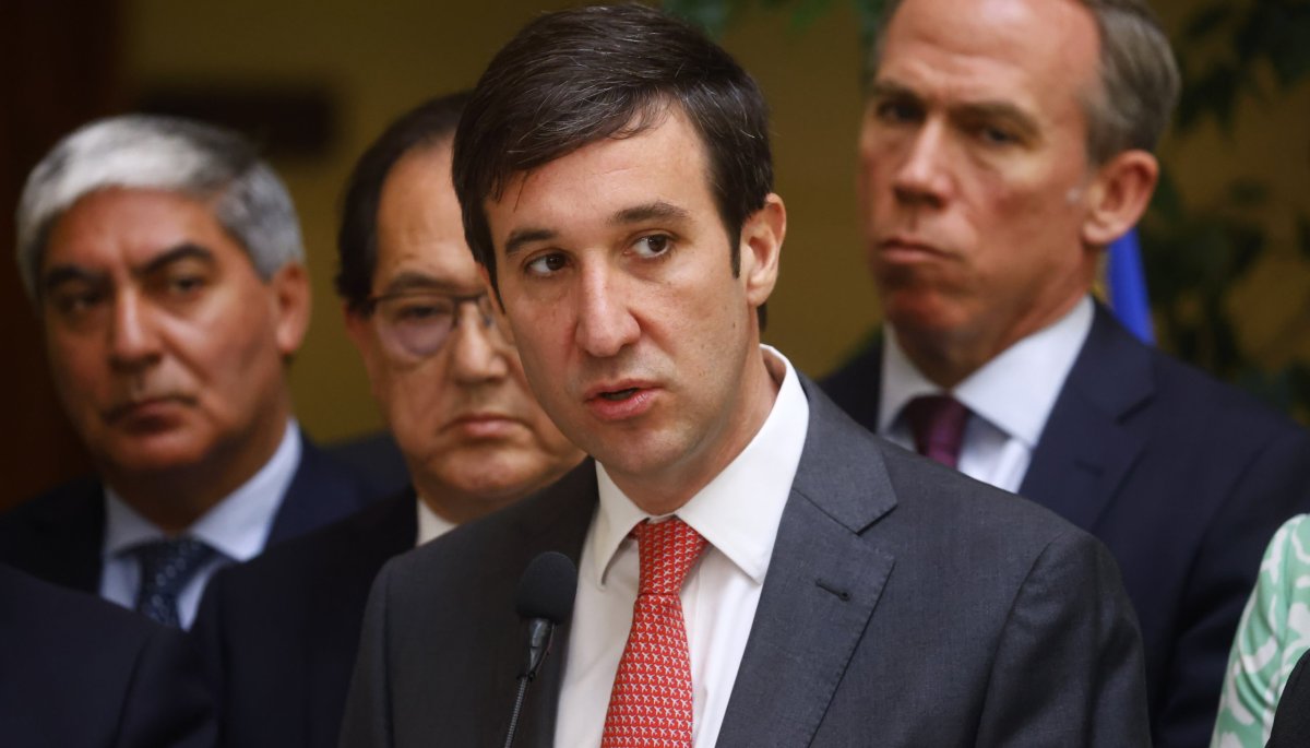 Presidente de la UDI afirma que la senadora Allende debería perder su escaño debido al contrato de compraventa de la casa de su padre.