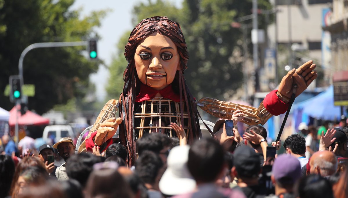 El Festival Teatro a Mil trae a Amal a Chile: así será el recorrido de la marioneta gigante por la región de Valparaíso.