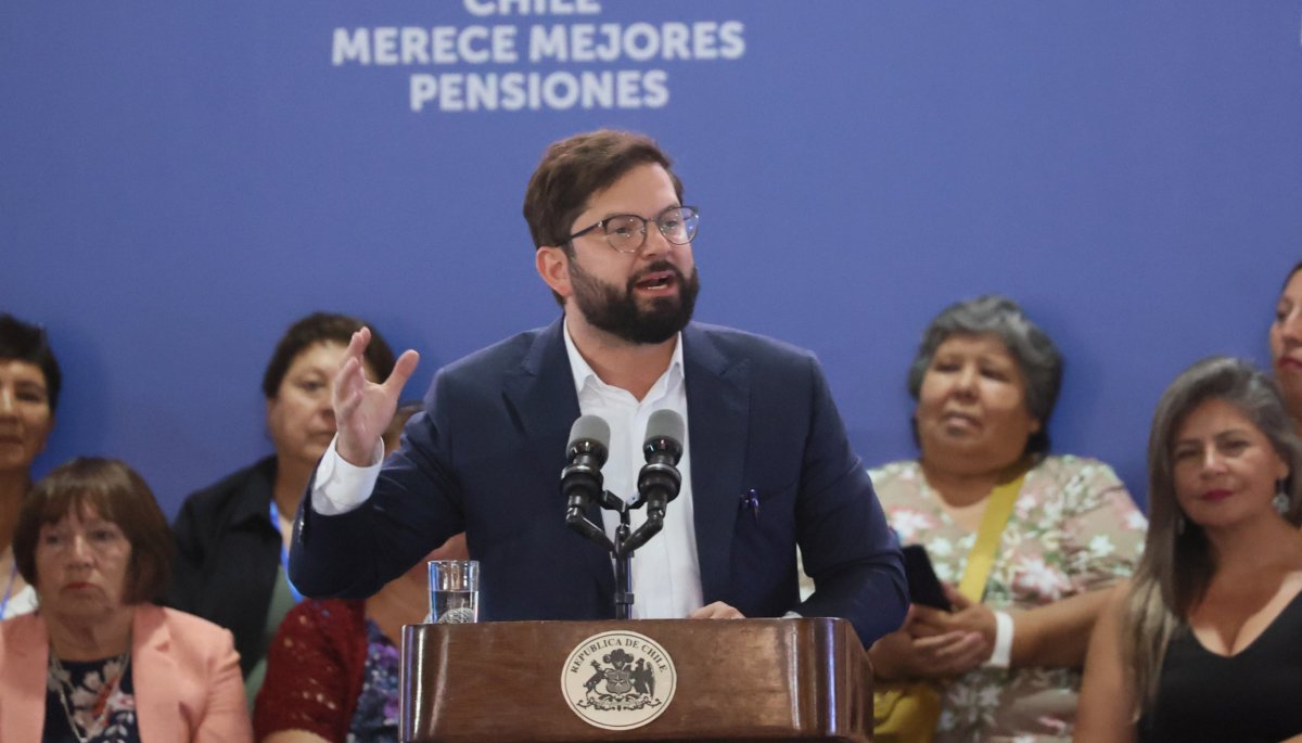El presidente Boric subraya que «es esencial contar con mejores pensiones para los chilenos y chilenas» y exige a las AFP que «cesen la desinformación».