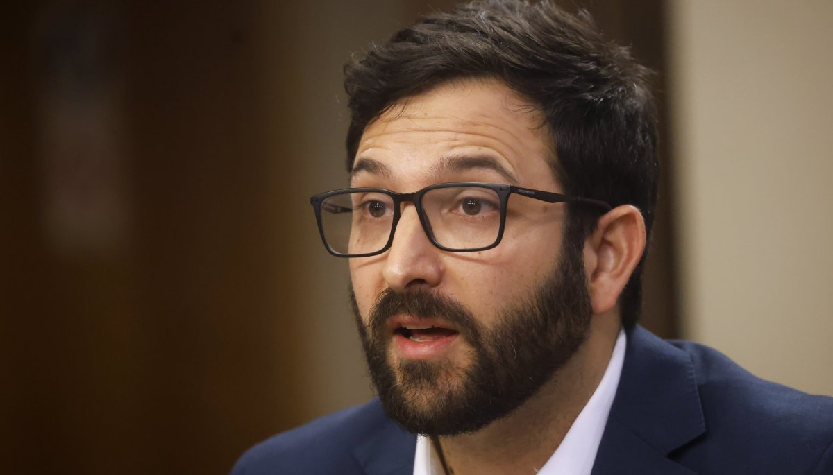 Diputados oficialistas reiteran su demanda de destitución de Miguel Crispi debido a su encuentro con la diputada Catalina Pérez.