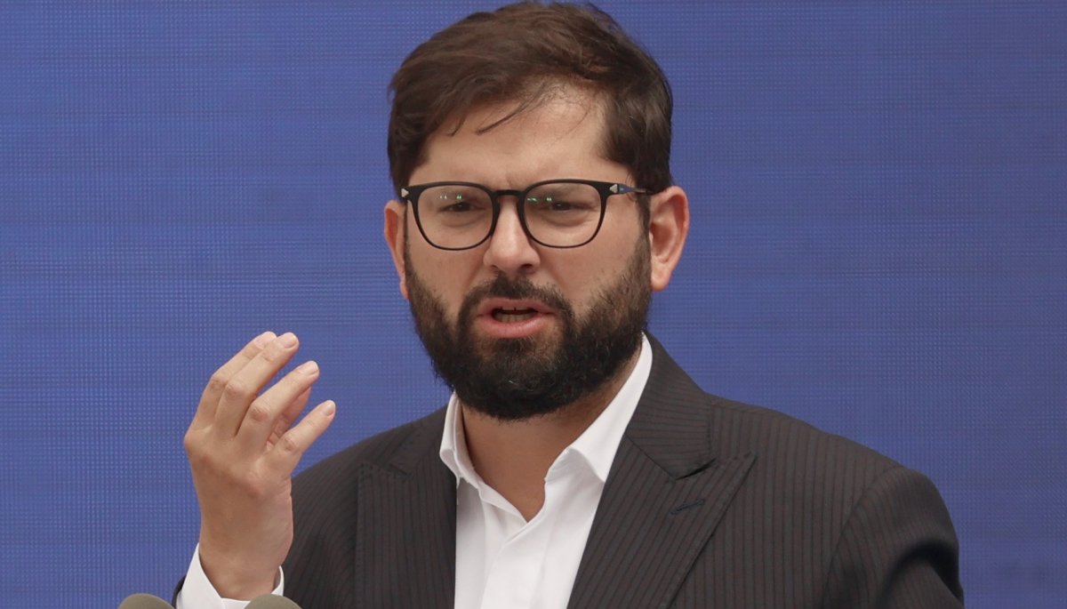 Interponen querella por fraude fiscal contra el Presidente Boric tras la fallida adquisición de la casa de Salvador Allende.