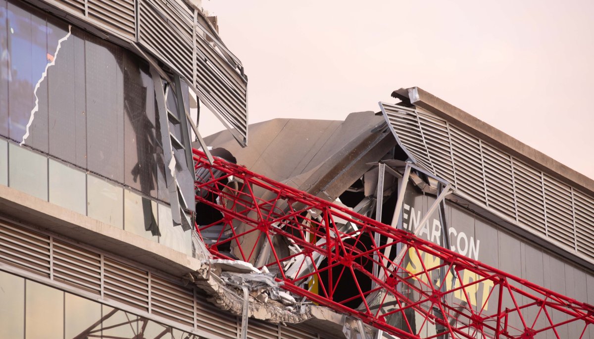Una grúa torre se desplomó sobre un gimnasio en Arica, causando la muerte de una persona.