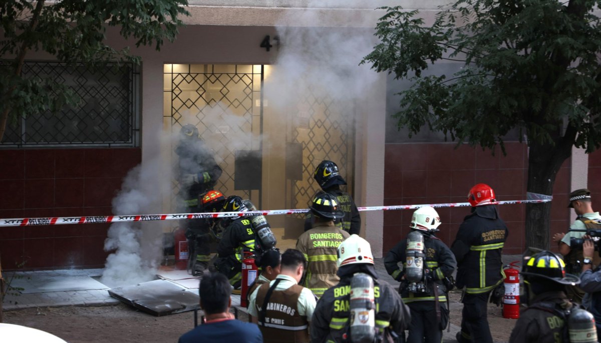 Emergencia provocada por un intento de robo de cables obligó a evacuar a 30 familias en Santiago.