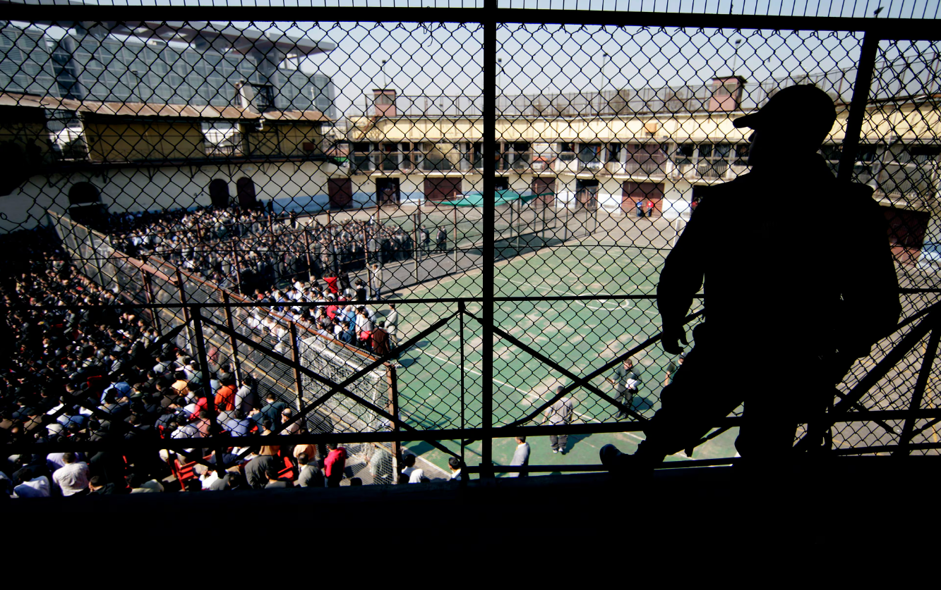 Ataque con cuchillo provoca la muerte de un reo en la cárcel de Curicó: se investiga el violento crimen.