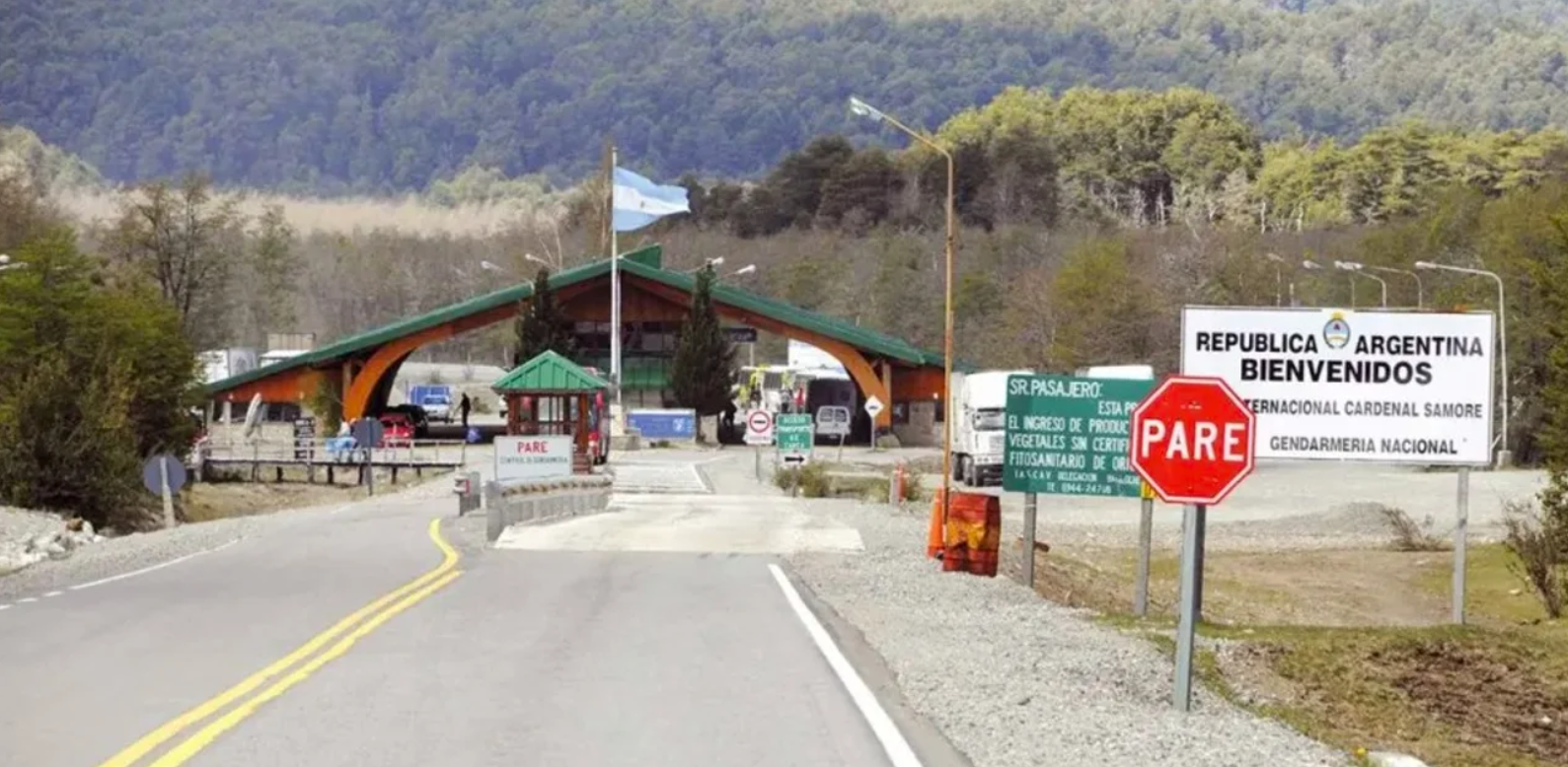 Hombre intenta cruzar a Chile con el cuerpo de su esposa fallecida en el automóvil.