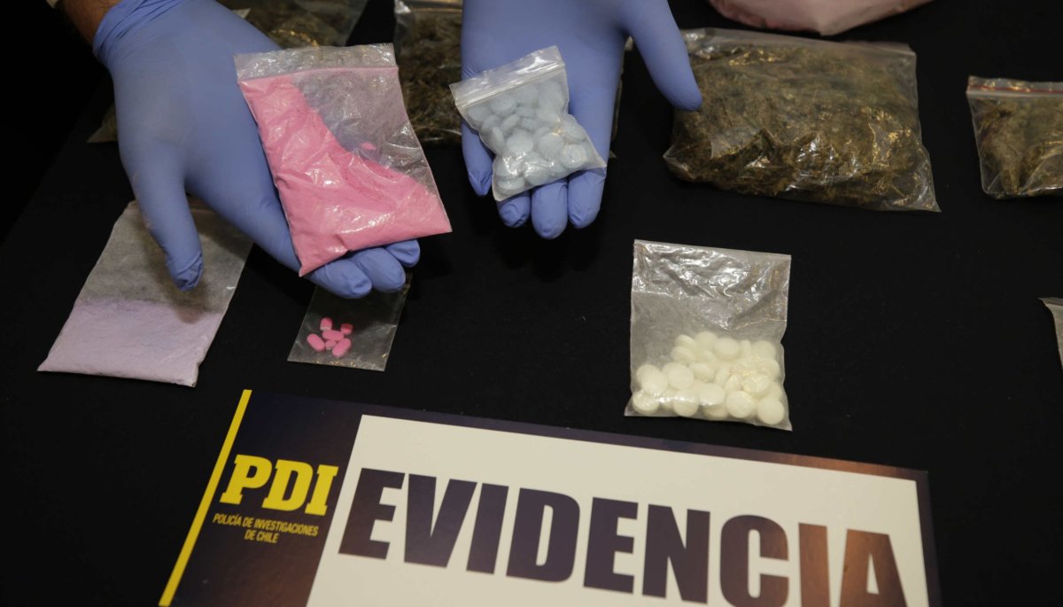 Dos adolescentes son detenidos en la Plaza de Armas de Olmué por la venta de drogas mediante una aplicación.