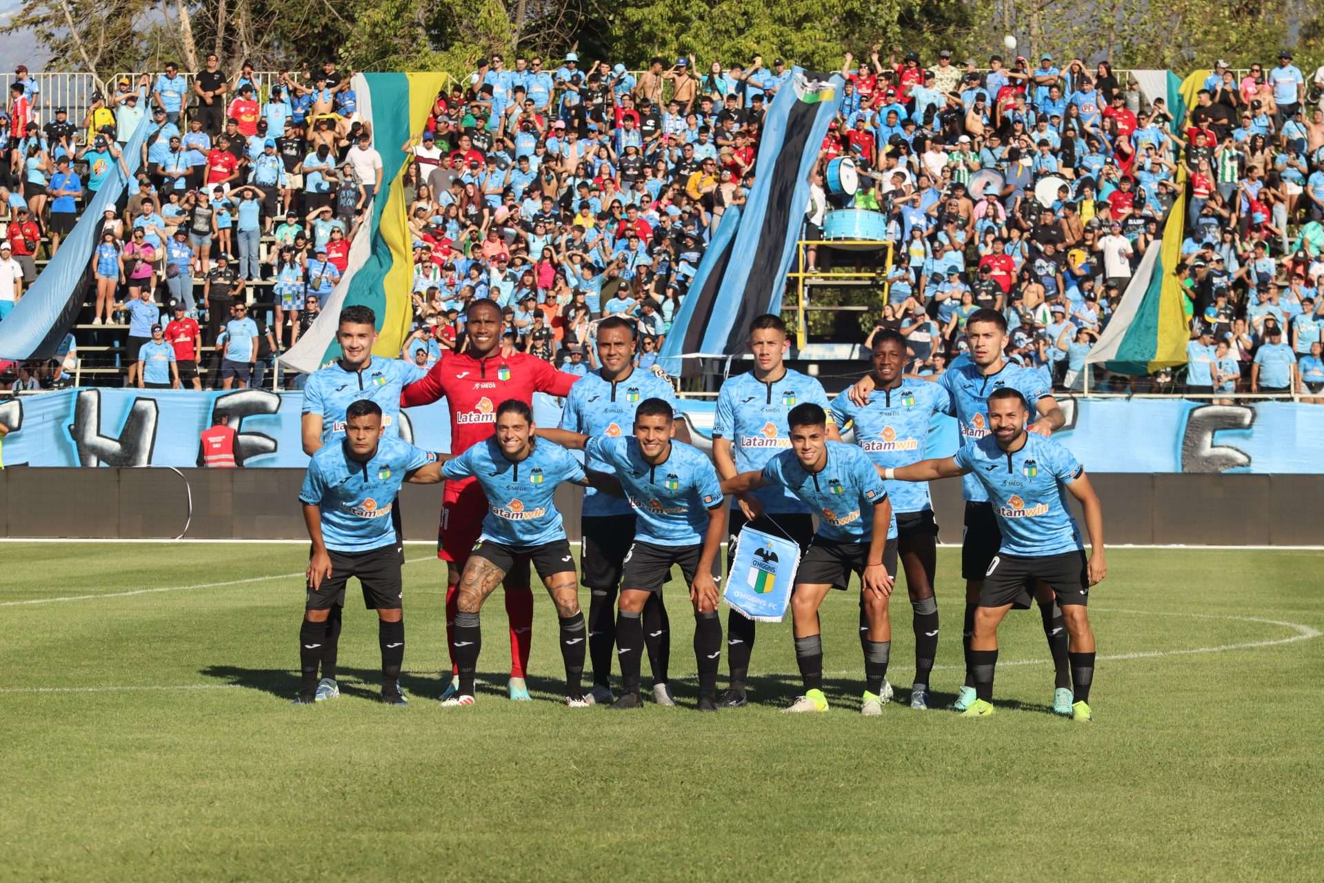 Revive la tarde celeste.