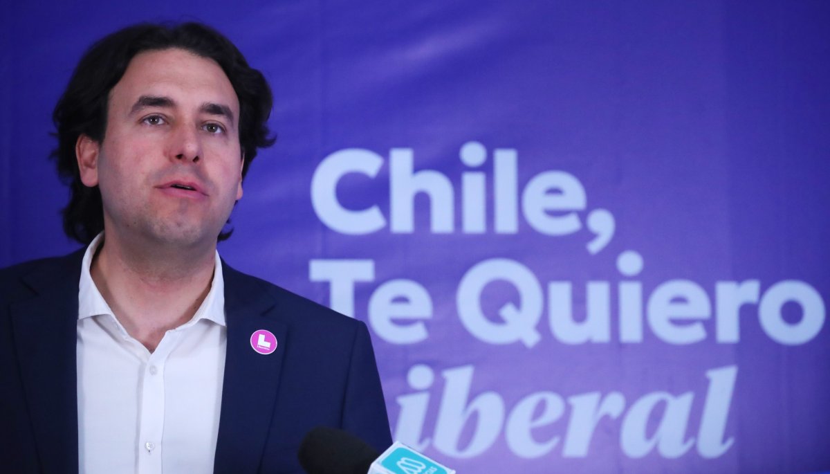 Mirosevic solicita la suspensión del receso parlamentario para agilizar la reforma previsional.