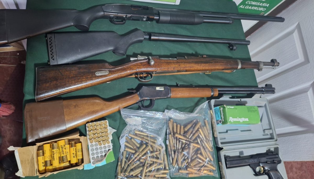 La denuncia por amenazas lleva a la incautación de armas de fuego y municiones en Algarrobo.