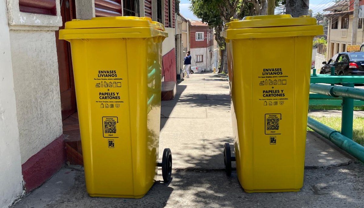 Impulsan el reciclaje en el hogar en Viña del Mar mediante la entrega de contenedores a los residentes.