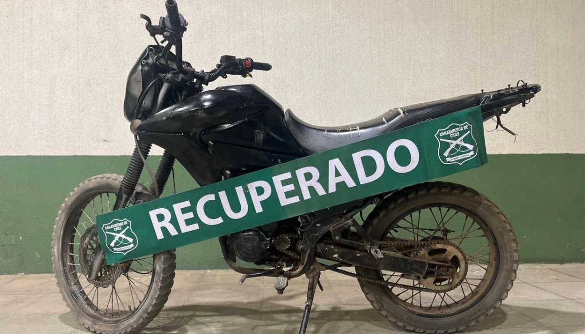 Detienen a dos personas al ser sorprendidas en una motocicleta con encargo por robo en Quintero.