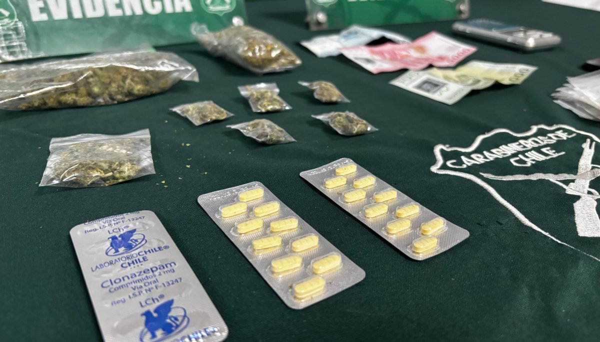 Arrestan a un hombre por venta de drogas en el sector Los Pinos de Quilpué: se confiscó clonazepam y marihuana.