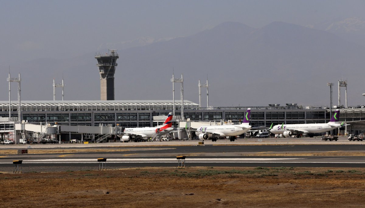Problema mecánico en un avión provoca el cierre de la pista en el Aeropuerto de Santiago.