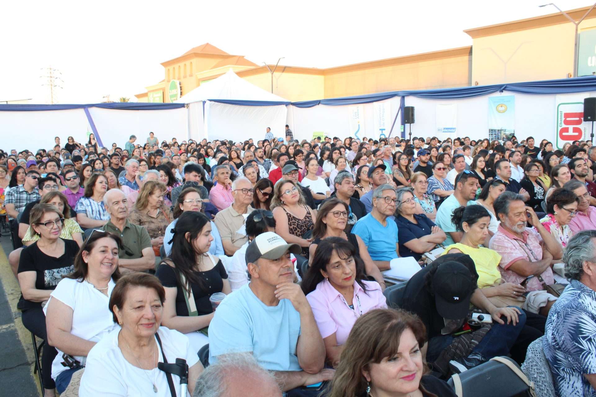 Festival de teatro al aire libre concluye con risas inolvidables.