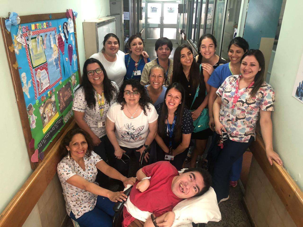 Con tristeza, funcionarios del hospital despidieron a Pablito, quien vivió más de 25 años en el recinto de salud.