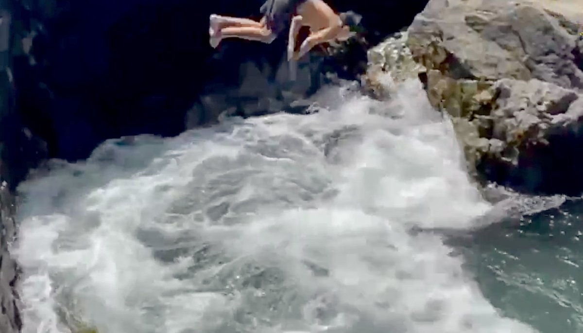 La Armada intensifica los patrullajes para detener a los temerarios en la playa Las Torpederas.