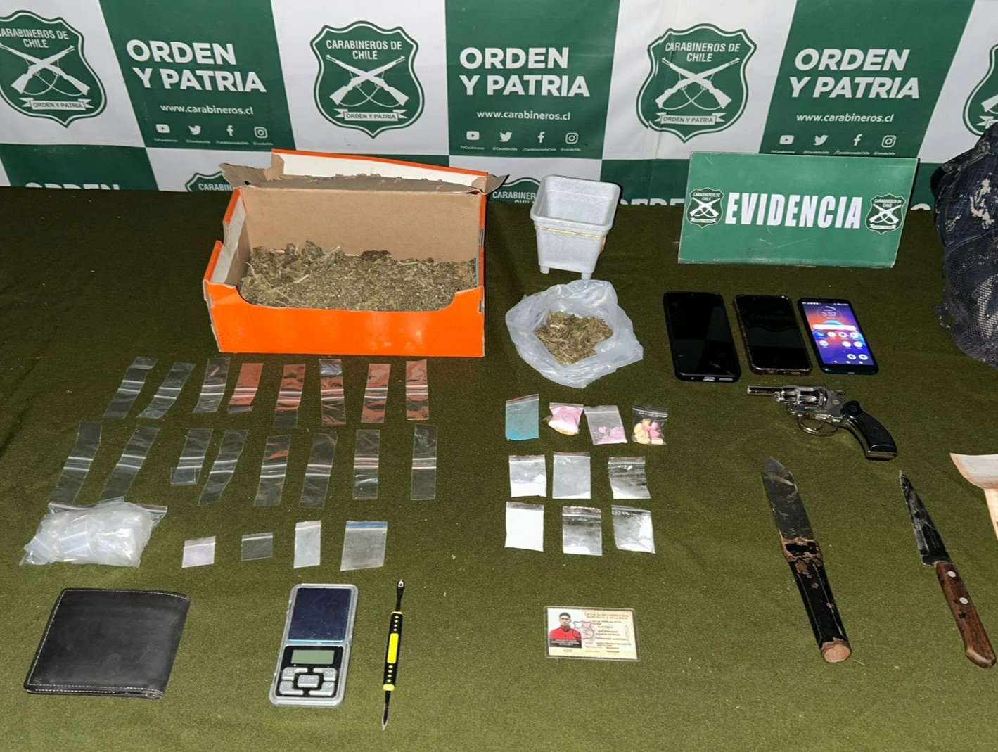 Detenidos dos jóvenes por porte de armas y drogas tras denuncia por carreras clandestinas.