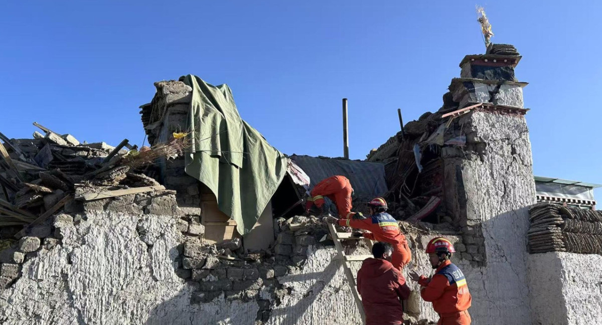 Un terremoto de magnitud 6,8° en el Tíbet causa la muerte de alrededor de un centenar de personas.