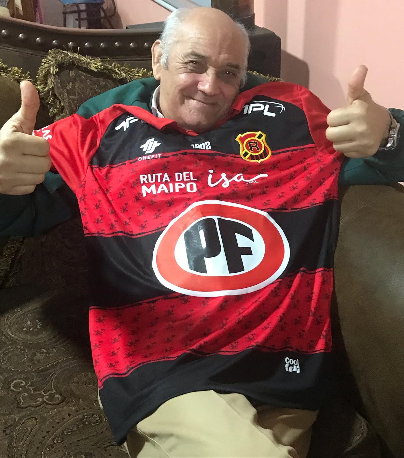 El Legado de Don Máximo: Pasión por la Comunidad y Plastificados