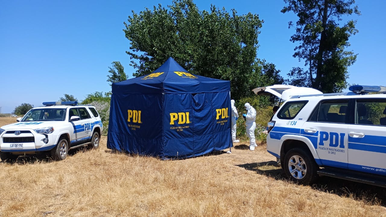 Parral: PDI investiga el descubrimiento de un cadáver en un canal de riego.