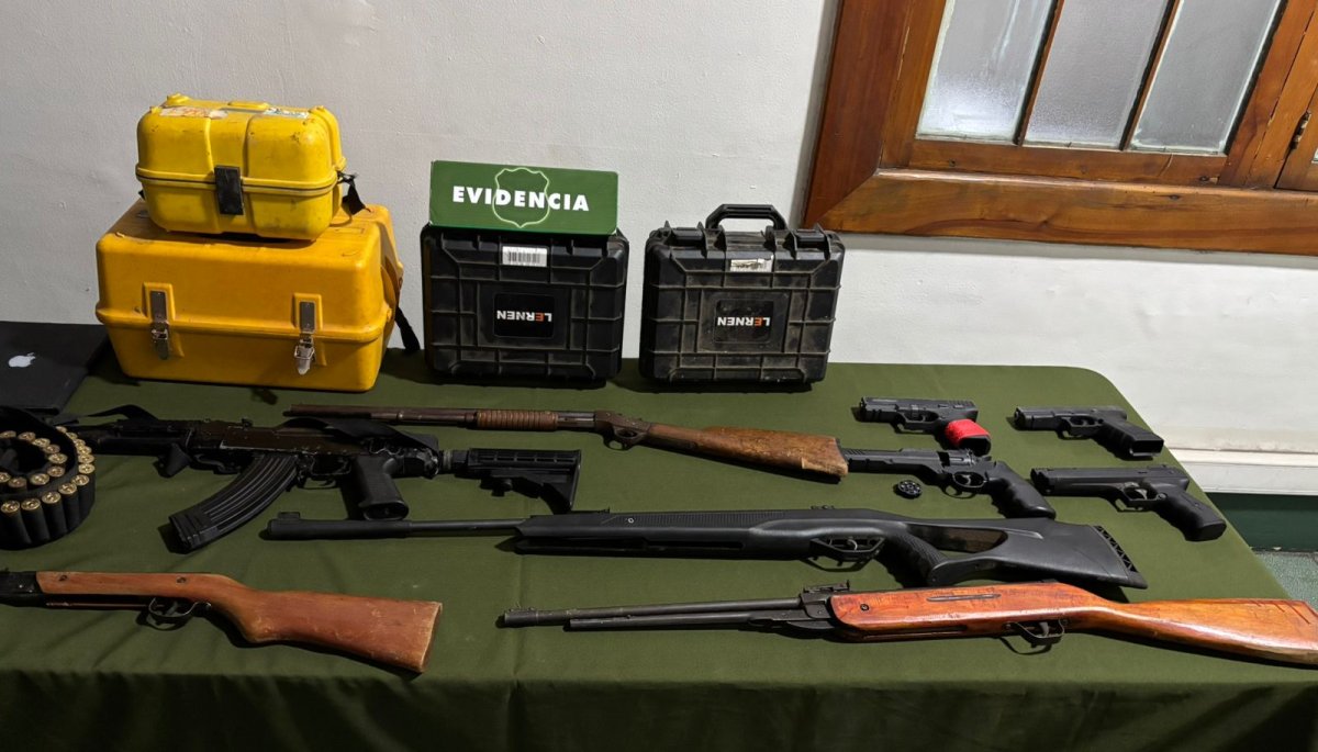 Intervención en toma de San Antonio tras denuncias de disparos resulta en la incautación de pistolas, rifles y una subametralladora; se detiene a siete personas.