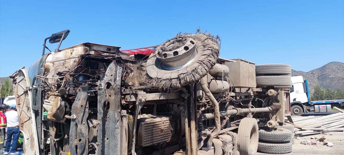 Conductor de camión que volcó en el by pass permanece en riesgo vital.