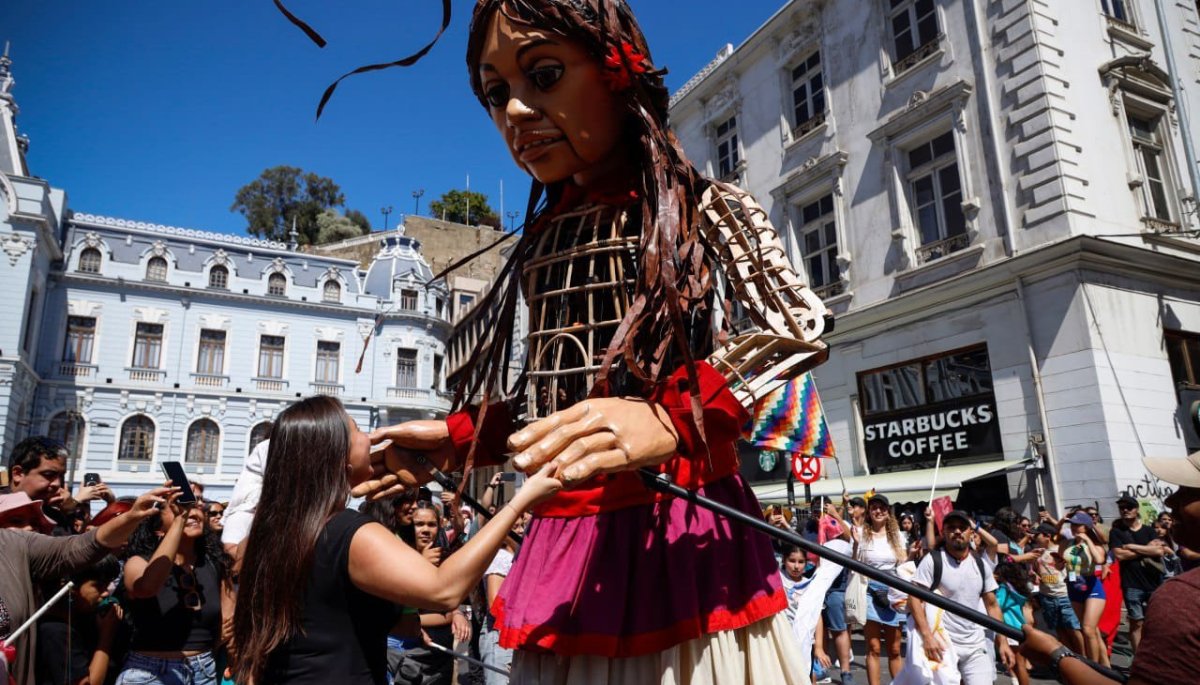 La enorme muñeca “Amal” arribó en una lancha y paseó por las calles de Valparaíso.