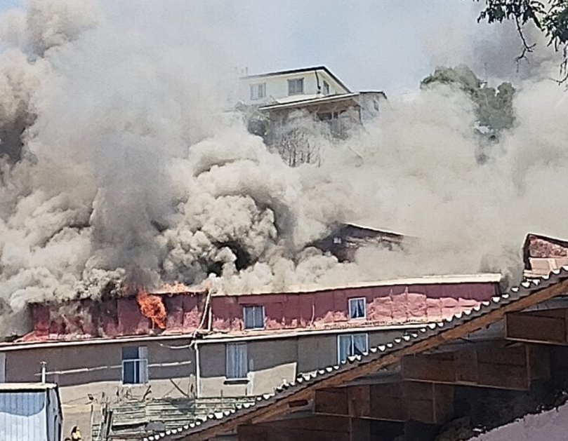 Incendio estructural en la parte alta de Viña del Mar consume cinco casas.