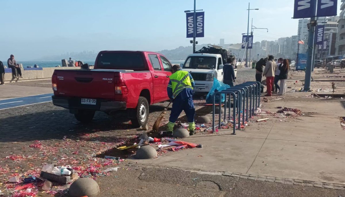 Más de un centenar de funcionarios municipales de Viña del Mar realizaron la limpieza de la ciudad a primera hora del 1 de enero.