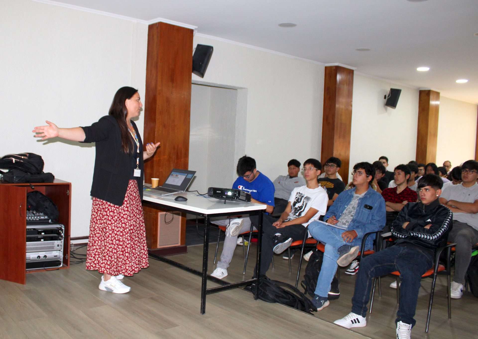 Estudiantes de liceos técnicos de la región reciben capacitación integral en minería sostenible.