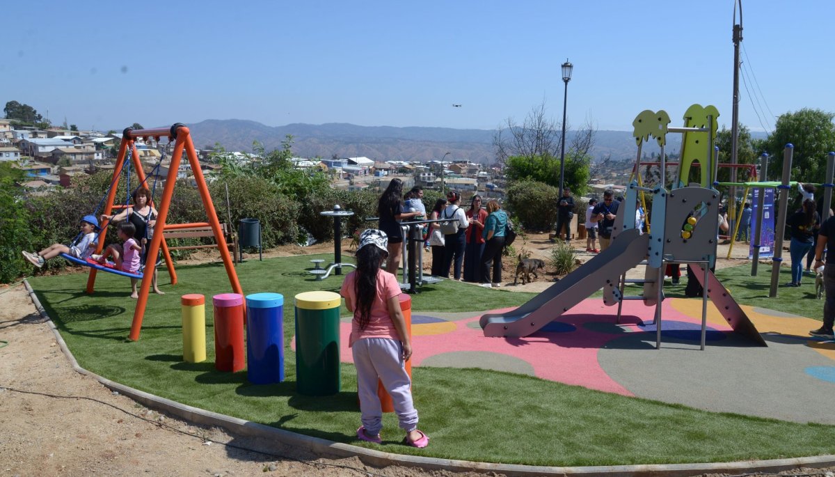 La Villa Rogers de Viña presenta una plaza de juegos moderna, inclusiva y sustentable.