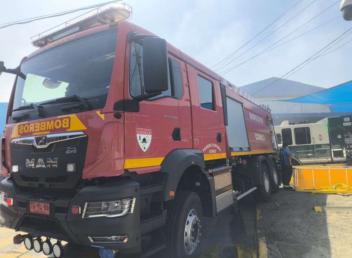 Bomberos de Coinco enfrentan denuncia en el juzgado de Policía Local por limpiar su equipo en la calle.